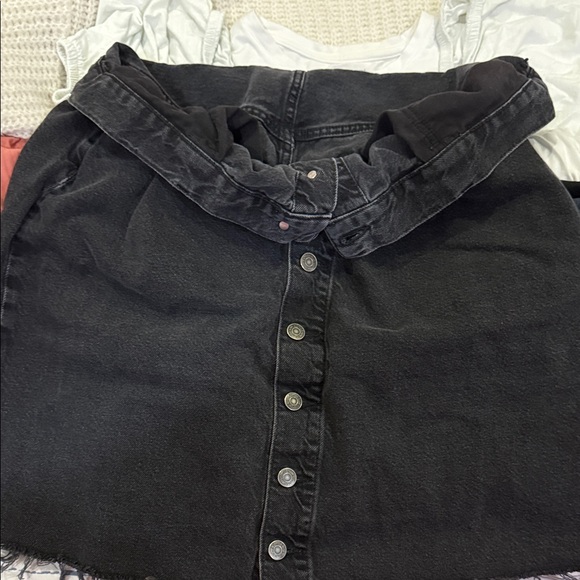 Chic Black Button-Front Pencil Skirt - Picture 3 of 3